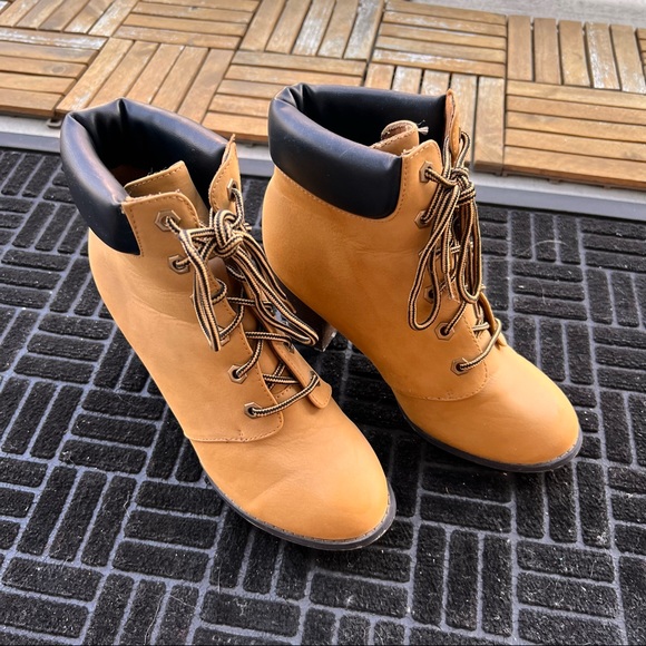 Construction inspired boots to rock and roll! Size 9 - Picture 2 of 9